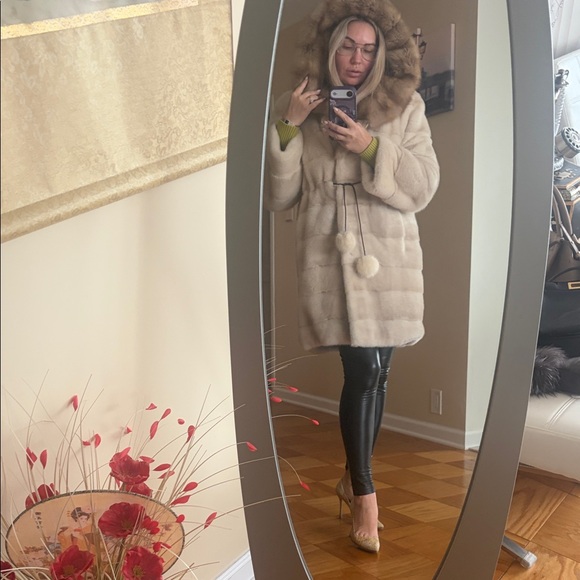 Luxurious Cream mink Fur Coat with Hood - Picture 4 of 7